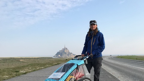Thán phục cô gái mắc bệnh lạ đẩy xe đi bộ 6.000 km - Ảnh 1. Thán phục cô gái mắc bệnh lạ đẩy xe đi bộ 6.000 km - Ảnh 1.