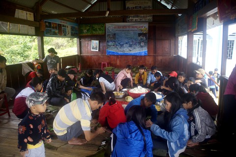 Học trò Ca dong gói bánh chưng xanh tặng bạn mồ côi - Ảnh 1. Học trò Ca dong gói bánh chưng xanh tặng bạn mồ côi - Ảnh 1.