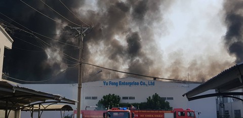 Tết đến nơi bà hỏa còn ghé công ty sản xuất đế giày - Ảnh 1. Tết đến nơi bà hỏa còn ghé công ty sản xuất đế giày - Ảnh 1.