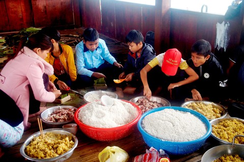 Học trò Ca dong gói bánh chưng xanh tặng bạn mồ côi - Ảnh 3. Học trò Ca dong gói bánh chưng xanh tặng bạn mồ côi - Ảnh 3.