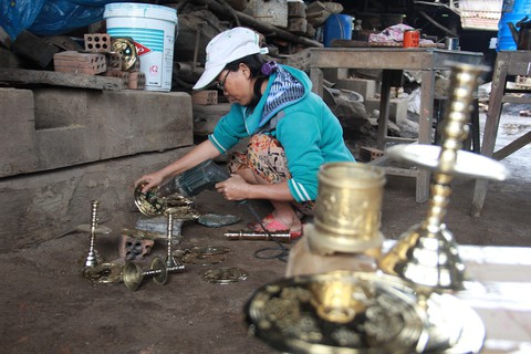 Ngôi làng chuyên làm đồ đồng chưng cúng nổi tiếng nhất Điện Bàn - Ảnh 2. Ngôi làng chuyên làm đồ đồng chưng cúng nổi tiếng nhất Điện Bàn - Ảnh 2.