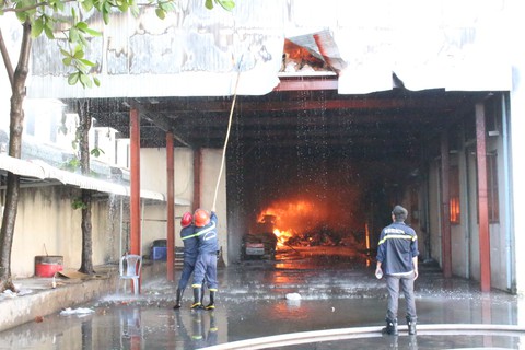 Tết đến nơi bà hỏa còn ghé công ty sản xuất đế giày - Ảnh 3. Tết đến nơi bà hỏa còn ghé công ty sản xuất đế giày - Ảnh 3.