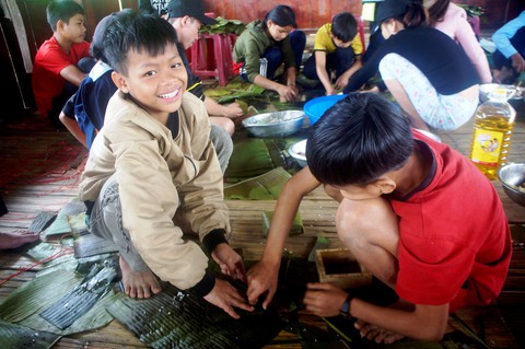 Học trò Ca dong gói bánh chưng xanh tặng bạn mồ côi - Ảnh 4. Học trò Ca dong gói bánh chưng xanh tặng bạn mồ côi - Ảnh 4.