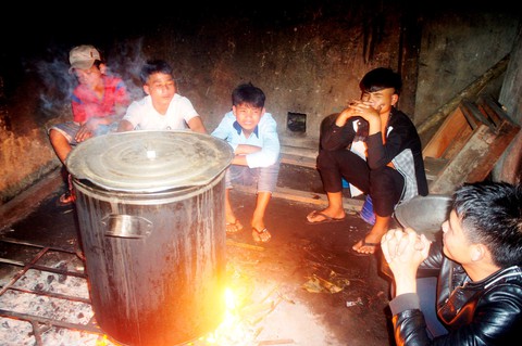 Học trò Ca dong gói bánh chưng xanh tặng bạn mồ côi - Ảnh 6. Học trò Ca dong gói bánh chưng xanh tặng bạn mồ côi - Ảnh 6.