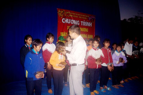 Học trò Ca dong gói bánh chưng xanh tặng bạn mồ côi - Ảnh 7. Học trò Ca dong gói bánh chưng xanh tặng bạn mồ côi - Ảnh 7.