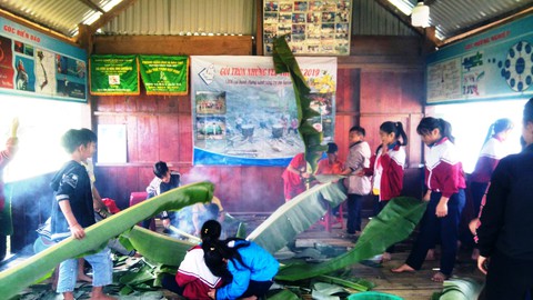 Học trò Ca dong gói bánh chưng xanh tặng bạn mồ côi - Ảnh 5. Học trò Ca dong gói bánh chưng xanh tặng bạn mồ côi - Ảnh 5.