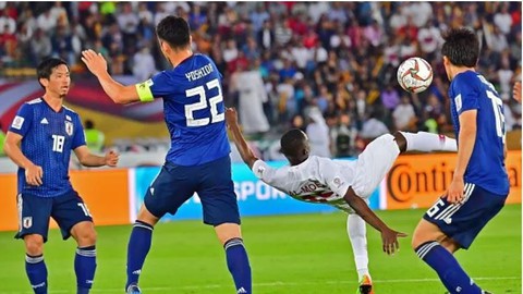 Xe đạp chổng ngược của Ali phá kỉ lục 23 năm của Asian Cup - Ảnh 2. Xe đạp chổng ngược của Ali phá kỉ lục 23 năm của Asian Cup - Ảnh 2.