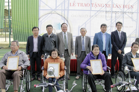 ĐH Duy Tân chế tạo xe lăn điện cho người khuyết tật Đà Nẵng - Ảnh 1. ĐH Duy Tân chế tạo xe lăn điện cho người khuyết tật Đà Nẵng - Ảnh 1.
