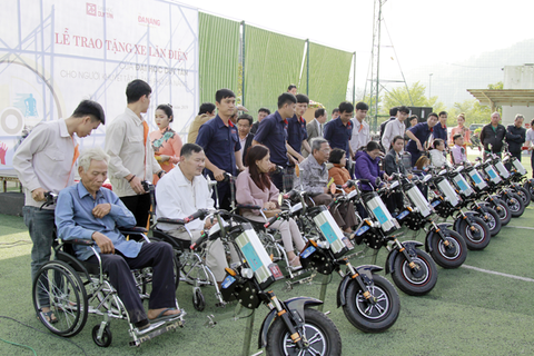 ĐH Duy Tân chế tạo xe lăn điện cho người khuyết tật Đà Nẵng - Ảnh 4. ĐH Duy Tân chế tạo xe lăn điện cho người khuyết tật Đà Nẵng - Ảnh 4.