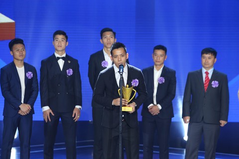 Quang Hải giành danh hiệu VĐV nam của năm - Cup Chiến thắng 2018 - Ảnh 4. Quang Hải giành danh hiệu VĐV nam của năm - Cup Chiến thắng 2018 - Ảnh 4.