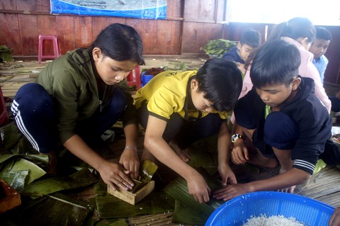 Học trò Ca dong gói bánh chưng xanh tặng bạn mồ côi - Ảnh 2. Học trò Ca dong gói bánh chưng xanh tặng bạn mồ côi - Ảnh 2.