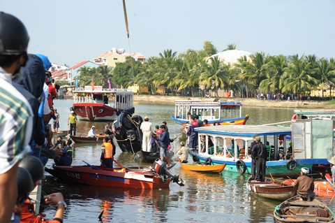 Người thân vụ ôtô rơi sông Hoài: Người Hội An chu đáo như máu mủ ruột rà - Ảnh 3. Người thân vụ ôtô rơi sông Hoài: Người Hội An chu đáo như máu mủ ruột rà - Ảnh 3.