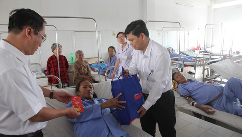 Bệnh nhân nghèo miền Tây có quà tết của Tuổi Trẻ - Ảnh 1. Bệnh nhân nghèo miền Tây có quà tết của Tuổi Trẻ - Ảnh 1.