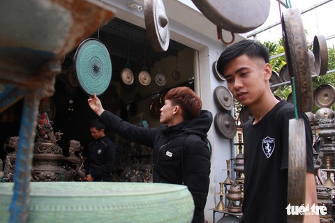 Ngôi làng chuyên làm đồ đồng chưng cúng nổi tiếng nhất Điện Bàn - Ảnh 6. Ngôi làng chuyên làm đồ đồng chưng cúng nổi tiếng nhất Điện Bàn - Ảnh 6.