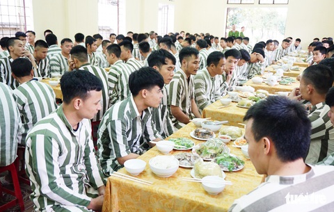 Phạm nhân tự nấu bữa cơm tất niên đặc biệt của mình - Ảnh 4. Phạm nhân tự nấu bữa cơm tất niên đặc biệt của mình - Ảnh 4.