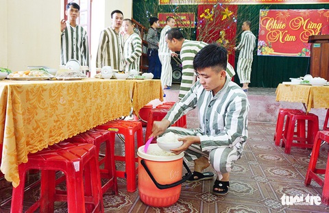 Phạm nhân tự nấu bữa cơm tất niên đặc biệt của mình - Ảnh 5. Phạm nhân tự nấu bữa cơm tất niên đặc biệt của mình - Ảnh 5.