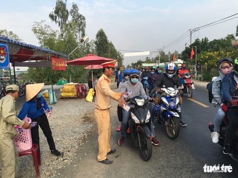CSGT Hồng Ngự lập trạm nghỉ, tặng nước suối cho dân - Ảnh 1. CSGT Hồng Ngự lập trạm nghỉ, tặng nước suối cho dân - Ảnh 1.