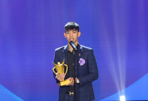 Quang Hải giành danh hiệu VĐV nam của năm - Cup Chiến thắng 2018 - Ảnh 5. Quang Hải giành danh hiệu VĐV nam của năm - Cup Chiến thắng 2018 - Ảnh 5.