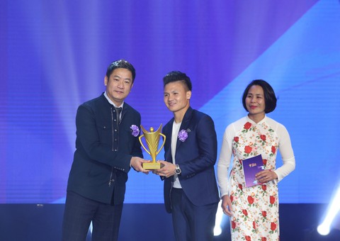Quang Hải giành danh hiệu VĐV nam của năm - Cup Chiến thắng 2018 - Ảnh 1. Quang Hải giành danh hiệu VĐV nam của năm - Cup Chiến thắng 2018 - Ảnh 1.