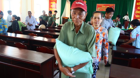 Một tấn gạo của thanh niên công an Cần Thơ chia cho người nghèo - Ảnh 2. Một tấn gạo của thanh niên công an Cần Thơ chia cho người nghèo - Ảnh 2.