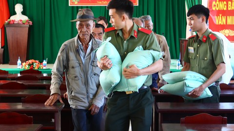 Một tấn gạo của thanh niên công an Cần Thơ chia cho người nghèo - Ảnh 1. Một tấn gạo của thanh niên công an Cần Thơ chia cho người nghèo - Ảnh 1.