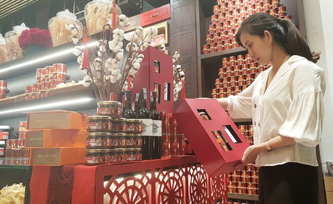 Củ sâm, mật ong... cái gì bổ khỏe cho vào giỏ quà Tết - Ảnh 1. Củ sâm, mật ong... cái gì bổ khỏe cho vào giỏ quà Tết - Ảnh 1.