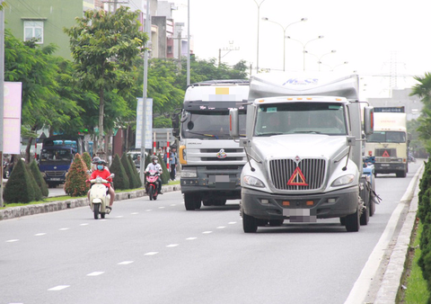 Công an vào cuộc xác minh đoàn xe đầu kéo vượt đèn đỏ ở Đà Nẵng - Ảnh 3. Công an vào cuộc xác minh đoàn xe đầu kéo vượt đèn đỏ ở Đà Nẵng - Ảnh 3.
