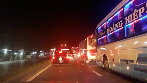 Kẹt xe hơn 2km ở phía bắc hầm Hải Vân, buộc xả trạm thu phí - Ảnh 2. Kẹt xe hơn 2km ở phía bắc hầm Hải Vân, buộc xả trạm thu phí - Ảnh 2.