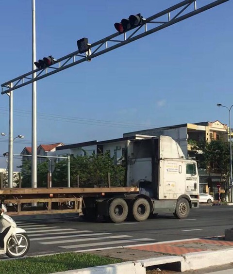 Công an vào cuộc xác minh đoàn xe đầu kéo vượt đèn đỏ ở Đà Nẵng - Ảnh 2. Công an vào cuộc xác minh đoàn xe đầu kéo vượt đèn đỏ ở Đà Nẵng - Ảnh 2.