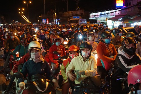 Sài Gòn đón tiếp lượng lớn người về, từ chiều tối đến tận sáng mai - Ảnh 2. Sài Gòn đón tiếp lượng lớn người về, từ chiều tối đến tận sáng mai - Ảnh 2.
