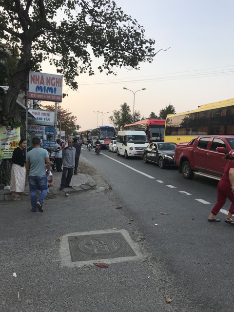 Kẹt xe hơn 2km ở phía bắc hầm Hải Vân, buộc xả trạm thu phí - Ảnh 1. Kẹt xe hơn 2km ở phía bắc hầm Hải Vân, buộc xả trạm thu phí - Ảnh 1.