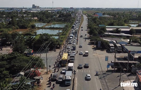 Xe khách chết máy trên cầu Mỹ Thuận, quốc lộ 1 kẹt chục cây số - Ảnh 6. Xe khách chết máy trên cầu Mỹ Thuận, quốc lộ 1 kẹt chục cây số - Ảnh 6.