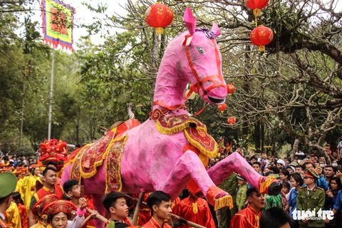 Chia nhỏ lộc, bỏ lộc hoa tre vào… bao tải tránh vỡ trận hội Gióng - Ảnh 6. Chia nhỏ lộc, bỏ lộc hoa tre vào… bao tải tránh vỡ trận hội Gióng - Ảnh 6.