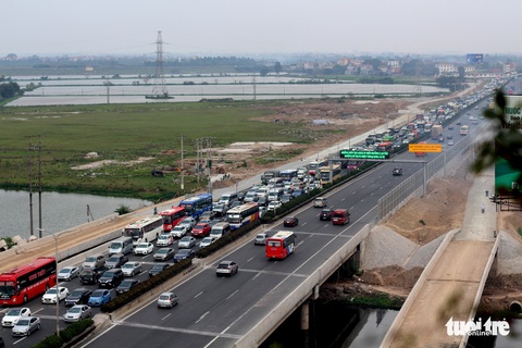 Ngõ về Hà Nội kẹt cứng, ngõ ra thong dong - Ảnh 1. Ngõ về Hà Nội kẹt cứng, ngõ ra thong dong - Ảnh 1.