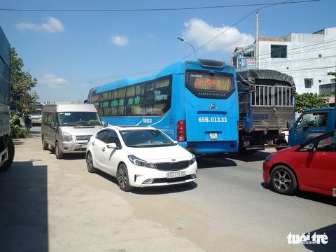 Xe khách chết máy trên cầu Mỹ Thuận, quốc lộ 1 kẹt chục cây số - Ảnh 3. Xe khách chết máy trên cầu Mỹ Thuận, quốc lộ 1 kẹt chục cây số - Ảnh 3.