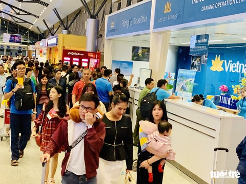 Đại lý vé máy bay chơi khăm, khách hàng bơ phờ ở sân bay - Ảnh 1. Đại lý vé máy bay chơi khăm, khách hàng bơ phờ ở sân bay - Ảnh 1.