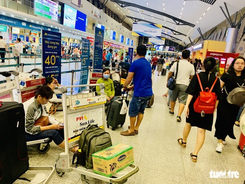 Đại lý vé máy bay chơi khăm, khách hàng bơ phờ ở sân bay - Ảnh 3. Đại lý vé máy bay chơi khăm, khách hàng bơ phờ ở sân bay - Ảnh 3.