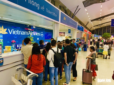 Đại lý vé máy bay chơi khăm, khách hàng bơ phờ ở sân bay - Ảnh 2. Đại lý vé máy bay chơi khăm, khách hàng bơ phờ ở sân bay - Ảnh 2.
