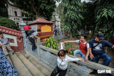 Đi 500m mất 2 tiếng, nhiều người xỉu trên đường chơi hội chùa Hương - Ảnh 15. Đi 500m mất 2 tiếng, nhiều người xỉu trên đường chơi hội chùa Hương - Ảnh 15.