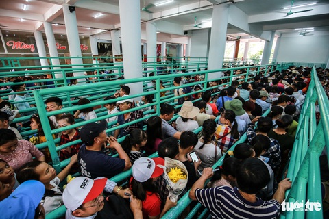 Đi 500m mất 2 tiếng, nhiều người xỉu trên đường chơi hội chùa Hương - Ảnh 6. Đi 500m mất 2 tiếng, nhiều người xỉu trên đường chơi hội chùa Hương - Ảnh 6.