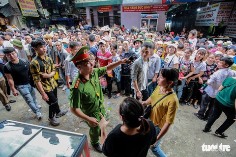 Đi 500m mất 2 tiếng, nhiều người xỉu trên đường chơi hội chùa Hương - Ảnh 12. Đi 500m mất 2 tiếng, nhiều người xỉu trên đường chơi hội chùa Hương - Ảnh 12.