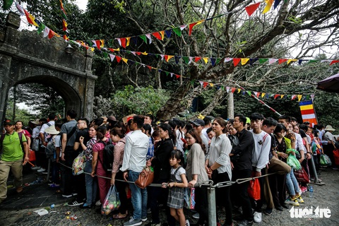 Đi 500m mất 2 tiếng, nhiều người xỉu trên đường chơi hội chùa Hương - Ảnh 7. Đi 500m mất 2 tiếng, nhiều người xỉu trên đường chơi hội chùa Hương - Ảnh 7.