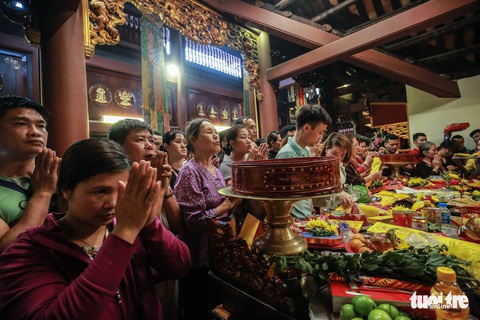 Đi 500m mất 2 tiếng, nhiều người xỉu trên đường chơi hội chùa Hương - Ảnh 5. Đi 500m mất 2 tiếng, nhiều người xỉu trên đường chơi hội chùa Hương - Ảnh 5.