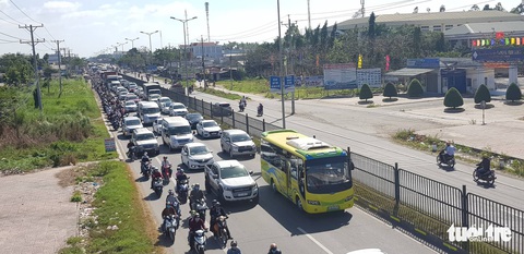 Xe khách chết máy trên cầu Mỹ Thuận, quốc lộ 1 kẹt chục cây số - Ảnh 2. Xe khách chết máy trên cầu Mỹ Thuận, quốc lộ 1 kẹt chục cây số - Ảnh 2.
