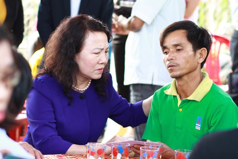 Thứ trưởng Bộ GD-ĐT thăm gia đình 6 học sinh chết đuối tại Quảng Nam - Ảnh 1. Thứ trưởng Bộ GD-ĐT thăm gia đình 6 học sinh chết đuối tại Quảng Nam - Ảnh 1.