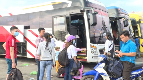 Quảng Ngãi: Hành khách bức xúc mua vé nhưng không có xe rời quê - Ảnh 1. Quảng Ngãi: Hành khách bức xúc mua vé nhưng không có xe rời quê - Ảnh 1.