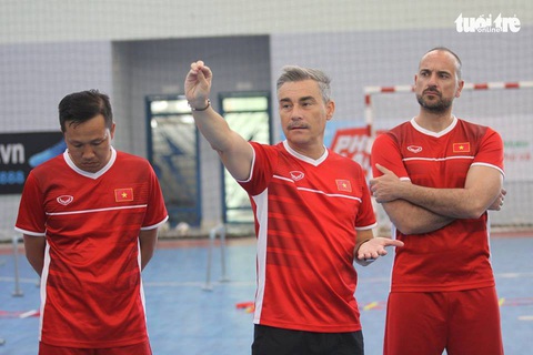 Futsal Việt Nam ra sân tập luyện, chuẩn bị du đấu ở Tây Ban Nha - Ảnh 1. Futsal Việt Nam ra sân tập luyện, chuẩn bị du đấu ở Tây Ban Nha - Ảnh 1.