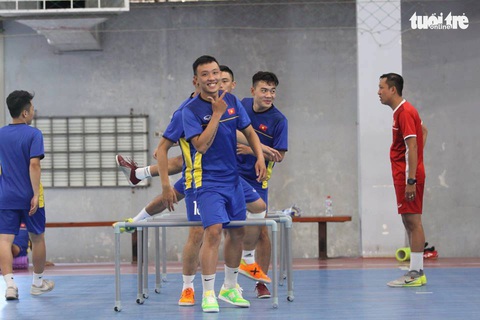 Futsal Việt Nam ra sân tập luyện, chuẩn bị du đấu ở Tây Ban Nha - Ảnh 2. Futsal Việt Nam ra sân tập luyện, chuẩn bị du đấu ở Tây Ban Nha - Ảnh 2.