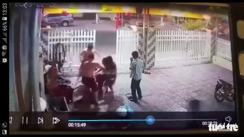 Sẽ đình chỉ công tác 2 công an xông vào nhà đánh người - Ảnh 2. Sẽ đình chỉ công tác 2 công an xông vào nhà đánh người - Ảnh 2.