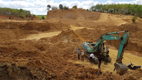 Phó giám đốc sở bắt đất tặc lúc nửa đêm - Ảnh 1. Phó giám đốc sở bắt đất tặc lúc nửa đêm - Ảnh 1.